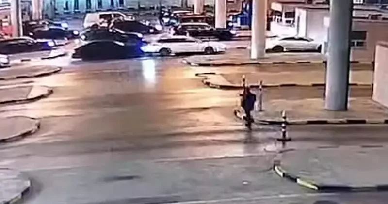 Kapıkule de otomobilin çarptığı gümrük muhafaza memuru yaralandı; kaza kamerada