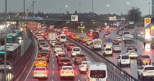 İstanbul da trafik yoğunluğu yüzde 85 e çıktı: Bazı yerlerde araçlar ağır ilerliyor