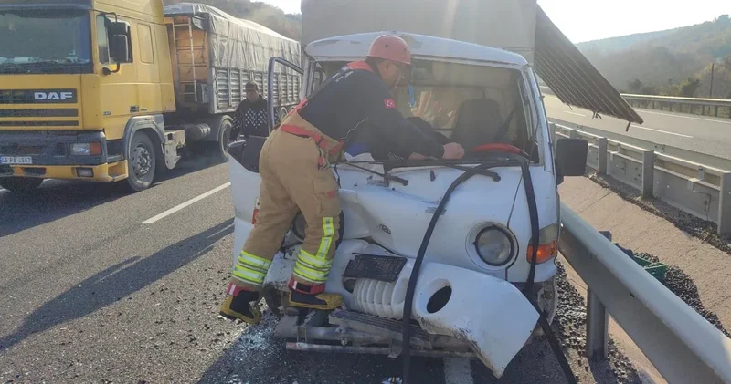 Akhisar’da feci kaza: TIR ile çarpışan kamyonetin sürücüsü yaşam savaşı veriyor