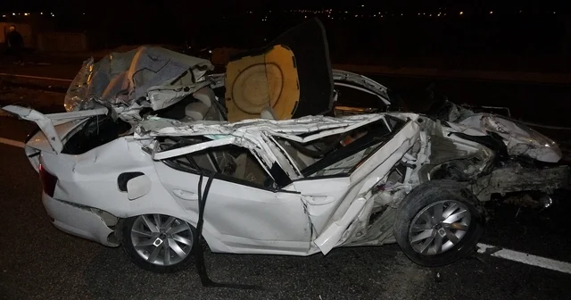 Park halindeki tıra çarpan otomobil hurdaya döndü: 2 yaralı Kilis Haberleri