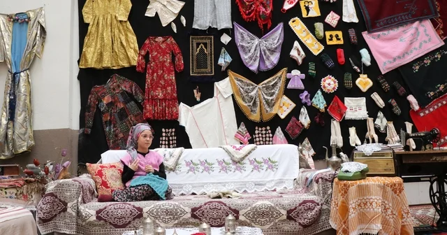 Bu kareler film setinden değil, ilkokuldan Bolu da ilkokulun atıl bölümü Yaşayan Müze ye dönüştürüldü, görenler 50 yıl öncesine gitti Dedelerinin kıyafetlerini giydiler, ninelerinin yemeklerini yaptılar Bolu Haberleri