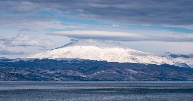 Süphan Dağı nın zirvesinde mercek bulutu oluştu Bitlis Haberleri