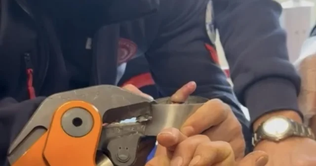 Parmağı çelik küllüğe sıkışan bebeğin imdadına itfaiye yetişti Elazığ Haberleri