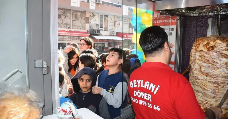 Sadettin Saran ın sözünü tut dediği esnaf 300 kilo tavuk döner dağıttı