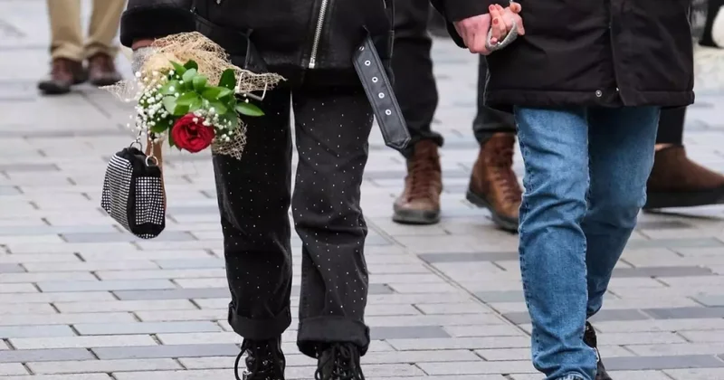 İsimsiz çiçek gönderen koca yandı: Yargıtay’dan, eşini deneyen adama tazminat şoku
