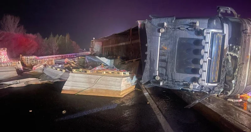 Otomobille çarpışan TIR devrildi! Feci kazada 2 kişi yaralandı