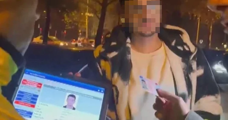 Arkadaşının ehliyetini verdi! Fotoğraftaki sen değilsin diyen polise akılalmaz cevap