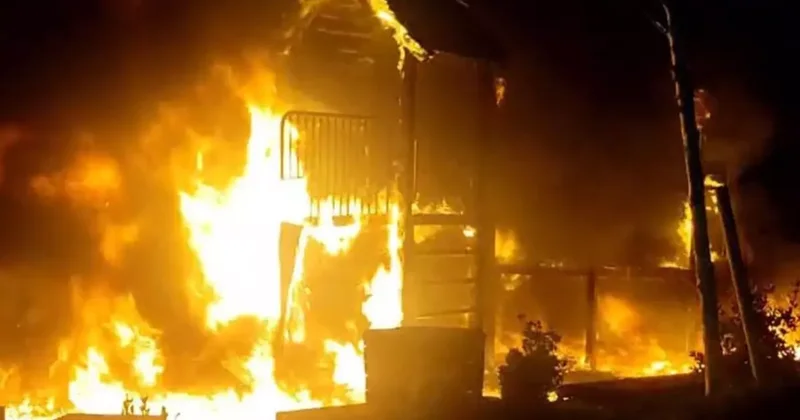 Üşümemek için ateş yaktılar, çocuk parkını küle çevirdiler