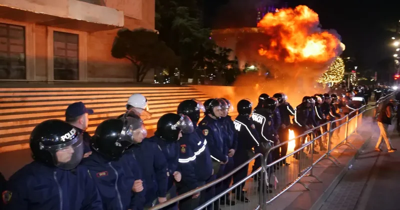 Başbakanlık ofisine molotoflu saldırı! Arnavutluk ta protestolar büyüyor
