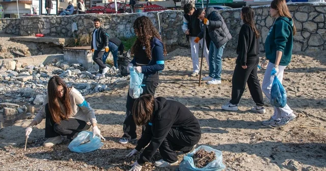 Kuşadası nda Sökeli öğrencilerden çevreci etkinlik Aydın Haberleri