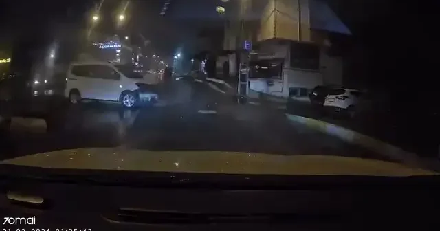 Sancaktepe’de hafif ticari araç refüje çarptı; kaza kamerada