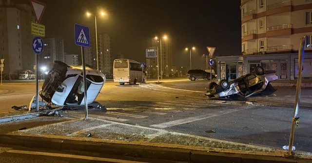 Kavşaktaki kazada otomobillerden biri yan yattı, diğeri takla attı: 2 yaralı Kayseri Haberleri