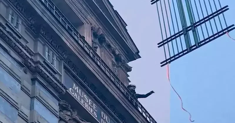 Louvre Müzesi ne demir parmaklıklar yerleştirildi