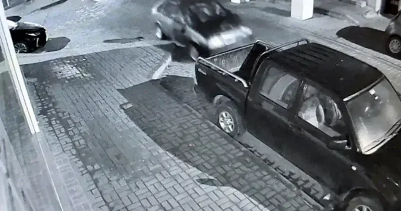 Alkollü sürücünün otomobille park halindeki araçlara çarptığı kaza kamerada