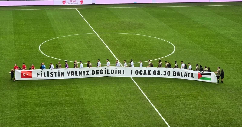 Kocaeli Erzurum maçında takımlar Filistin pankartıyla sahaya çıktı