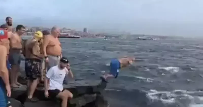 Fatih te soğuk havaya aldırış etmeden denizde yüzdüler