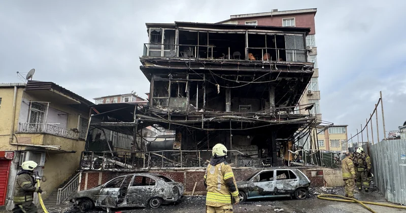 Son dakika: İstanbul haberleri: Pendik te korkutan otomobil yangını... 1 kişi mahsur kaldı! Son dakika haberleri