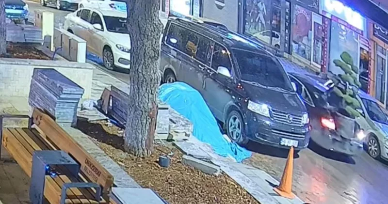 Bu da ağaç hırsızlığı: Parktaki ağacı araçla çaldılar Son dakika haberleri