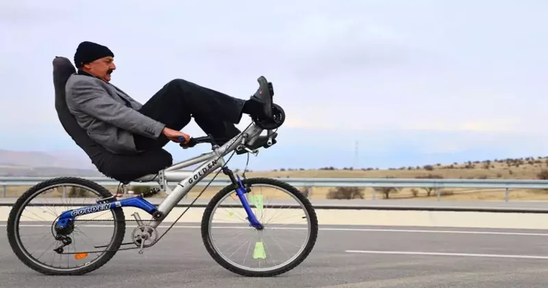 Tasarladığı ilginç bisiklet polislerin bile dikkatini çekti: Yatarak sürüyor! Görenler dönüp bir daha bakıyor!