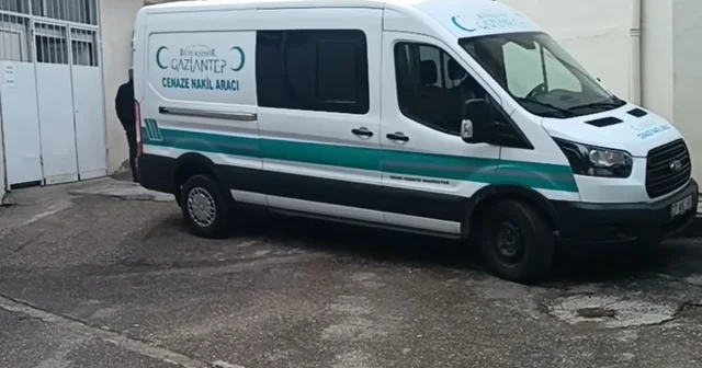 Gaziantep te bariyerlere çarparak alev alan araçtaki sürücü hayatını kaybetti Yanan aracın Mersin de gasp edildiği öğrenildi Gaziantep Haberleri