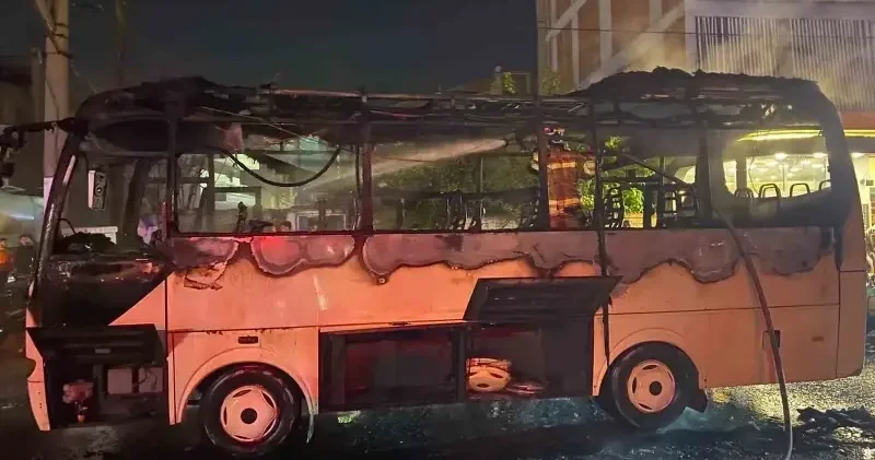 Servis otobüsü alev alev yandı: Çevresindeki araçlar da zarar gördü Manisa Haberleri