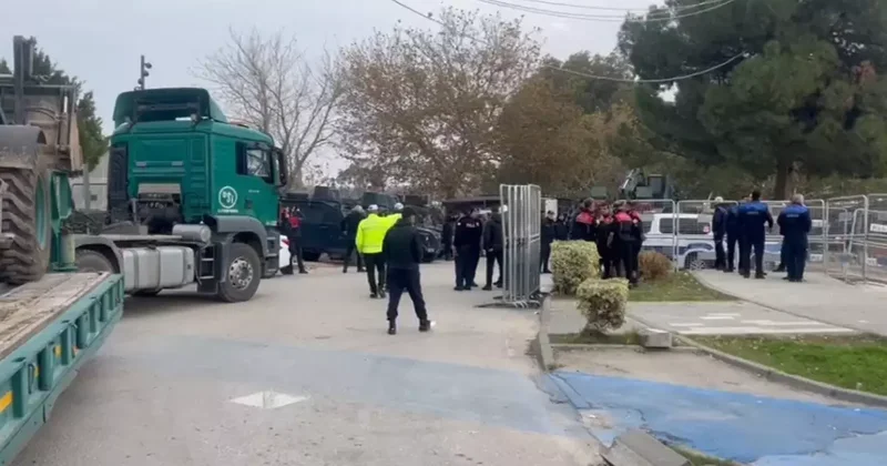 Yıkıma gelen polise direnip bıçakla kendisine zarar verdi