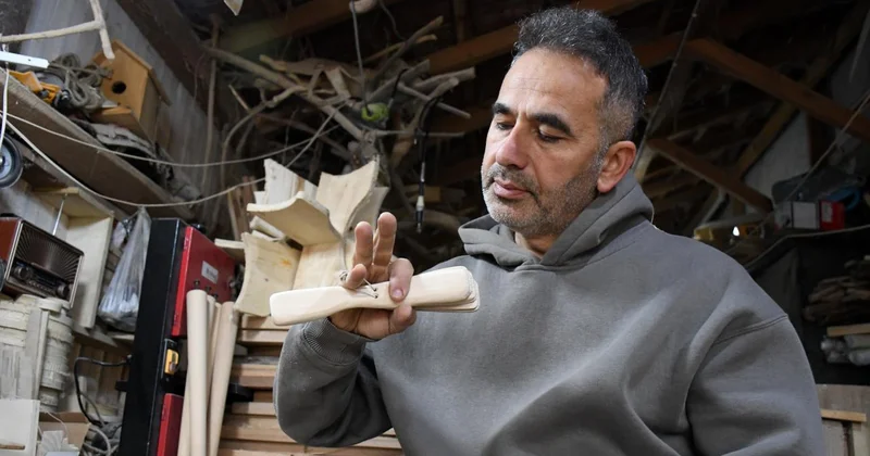 Evinin yanındaki atölyesinde Kafkas müzik kültürüyle özdeşleşen pheceg üretiyor