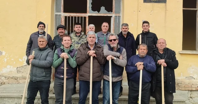 Umraniye köylüleri 300 adet fidanı okul ve camii bahçesine diktiler Afyonkarahisar Haberleri