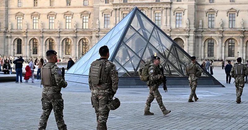 Louvre’da güvenlik alarmı: Pencereye demir korkuluk Sözcü Gazetesi
