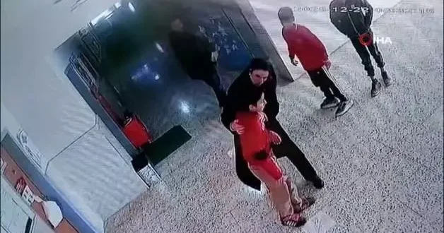 Günün en güzel anı! Öğretmen öğrencisinin hayatını kurtardı