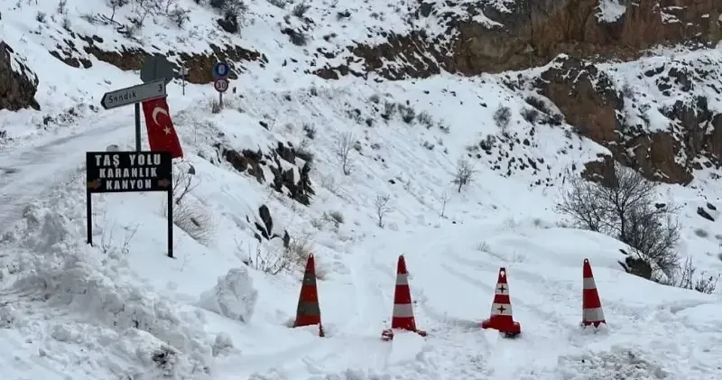 Taş Yolu na çığ düştü: Bölgeye çok sayıda ekip sevk edildi Gündem Haberleri