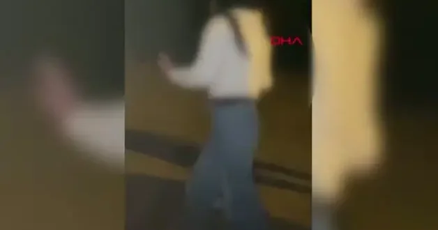 Adana da genç kızların erkek arkadaş kavgası: Yere yatırıp tekmelediler