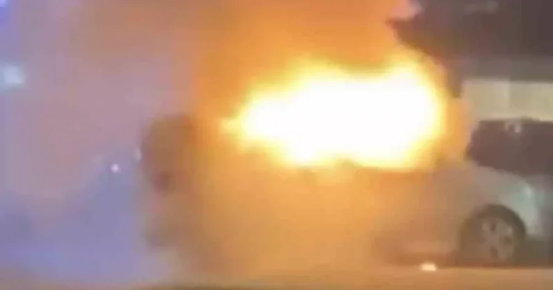 Bursa’da araç alev aldı, esnaf yangın tüpleriyle koştu