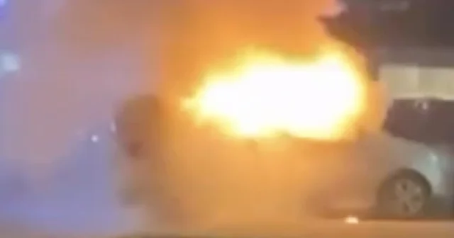 Bursa da araç alev aldı, esnaf yangın tüpleriyle koştu Bursa da akşam saatlerinde araç yangını Bursa Haberleri