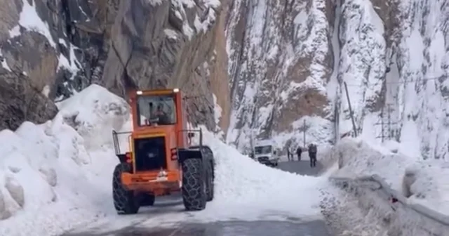 Hakkari Yüksekova kara yoluna çığ düştü Hakkari Haberleri