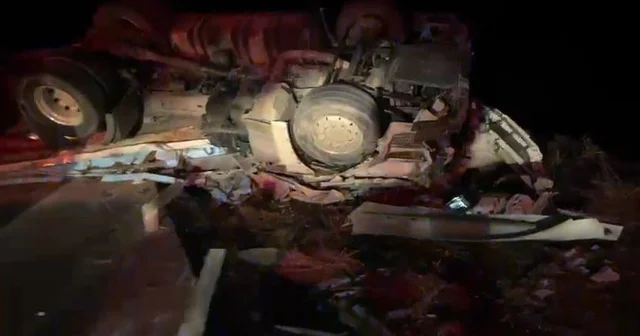 Aksaray da devrilen tırın sürücüsü hayatını kaybetti Aksaray Haberleri