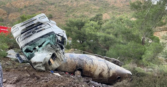 Datça da virajı alamayan tır devrildi: 1 yaralı Muğla Haberleri