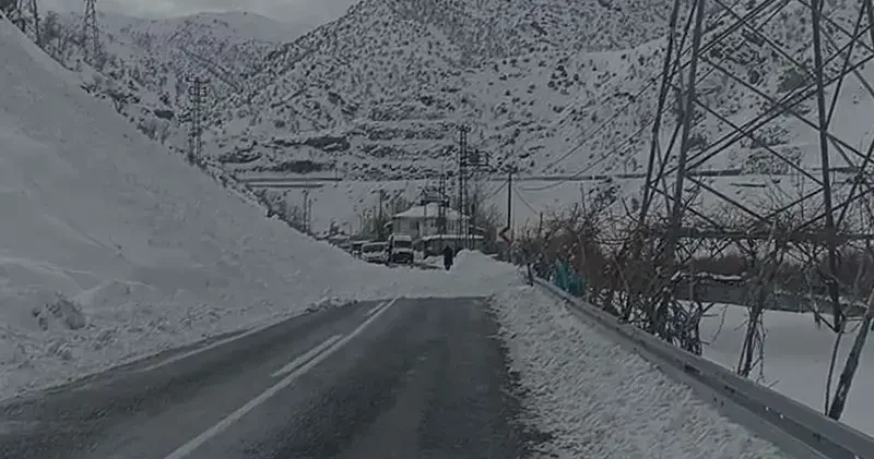 Hakkari’de Van ve Çukurca kara yollarında 3 ayrı noktaya çığ düştü