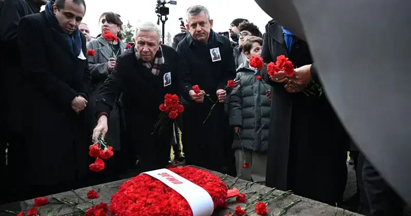 Gazeteci Uğur Mumcu, bombalı saldırıya uğradığı sokakta anıldı