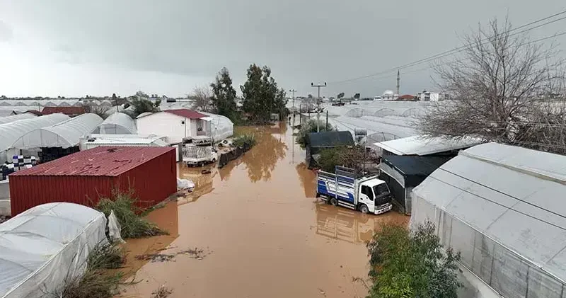 Sarı kod la uyarılan Antalya da tarım alanları su altında kaldı