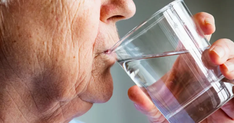 Yaşlılar için kronik susuzluk uyarısı: Beyin hücreleri arasındaki iletişim yavaşlıyor, demans riski artıyor