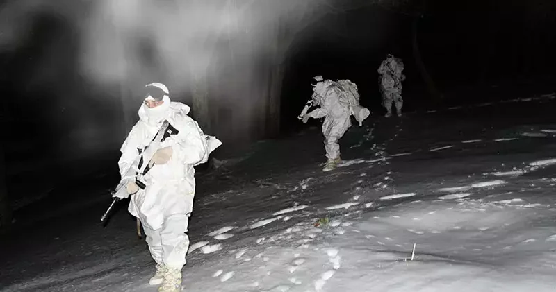 Mehmetçiğin karlı arazide gece eğitimi