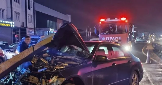 Otomobil bariyere saplandı: Sürücü yara almadan kurtuldu Kocaeli Haberleri