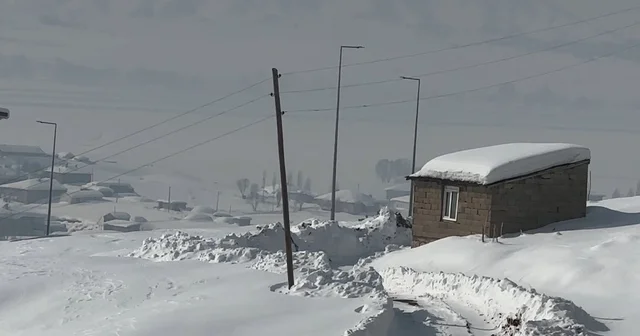 Hakkari de 68 yerleşim yerinin yolu kapandı Hakkari Haberleri