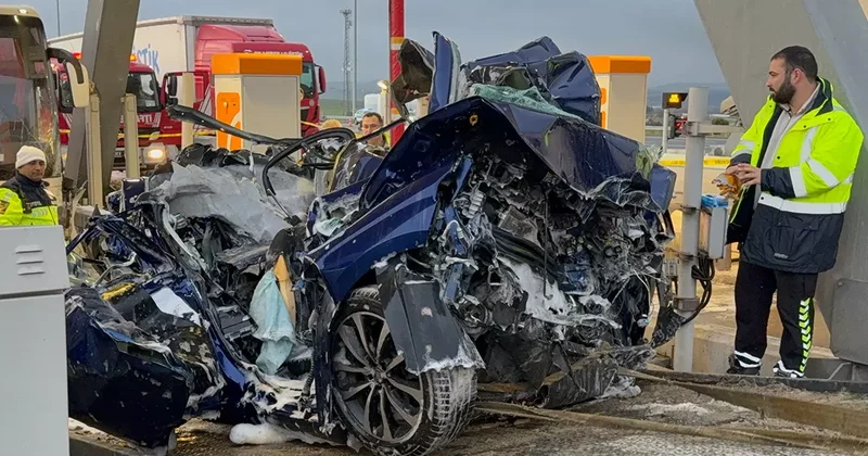 Otoyolda gişe faciası: 2 ölü! Sıkışan otomobilin son hali ortaya çıktı