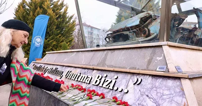 Uğur Mumcu, Eskişehir’de hurda otomobilinin sergilendiği alanda karanfillerle anıldı