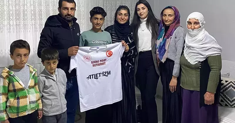 Mahalle mahalle gezerek ‘yıldızları’ ile buluşuyor