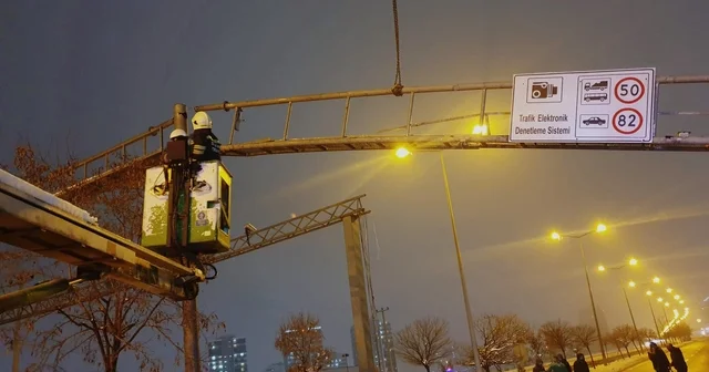 Kamyonun çarptığı trafik levhası itfaiye ekiplerince düzeltildi Diyarbakır Haberleri