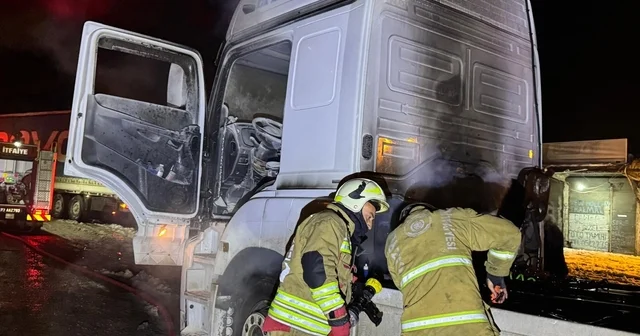 Cizre de seyir halindeki Tır alevlere teslim oldu Şırnak Haberleri