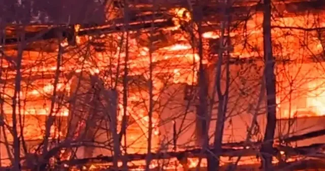 Artvin de ahşap evde yangın: Kullanılamaz hale geldi VİDEO İZLE
